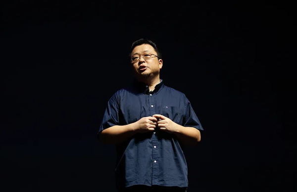 罗永浩再次发文讨论AI手机：要让那些躺着赚钱的大厂无法安睡