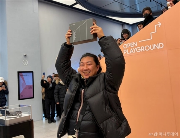 全球首位三星三折叠屏消费者正式诞生，这位42岁的用户在严寒天气里排队近24小时才成功入手