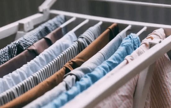 男子晾晒衣物时因衣架卡住导致窒息死亡法医称：这种情况比被陨石砸中更为罕见