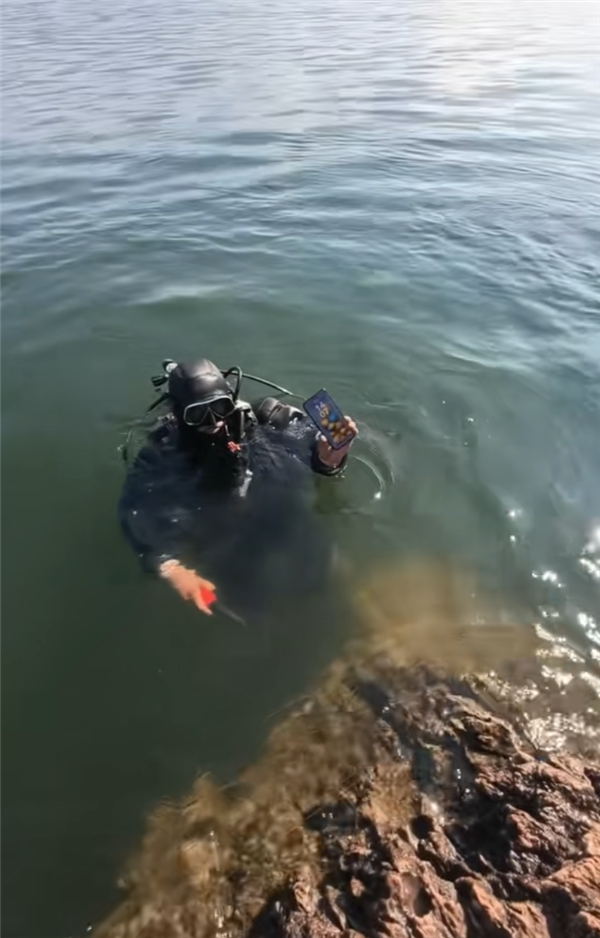 钓鱼时不慎把华为Mate80落入湖中，时隔51小时捞起后竟能正常运行，机主忍不住感叹太牛了！