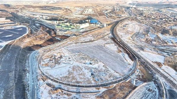 中国一列长达110节的超长火车，正以每小时仅1公里的速度在“灯泡线”上持续绕圈行驶