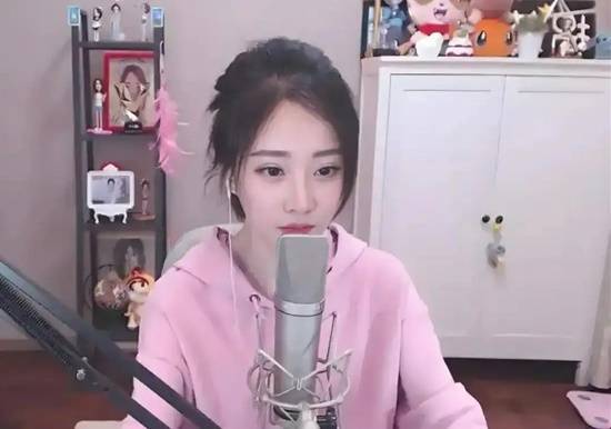 冯提莫直播间因换装操作被封禁疑似“擦边”内容触发平台审核机制