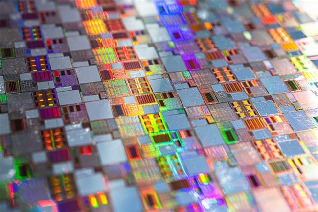 攻克供电难题，英特尔代工完成功率传输的跨代际跨越