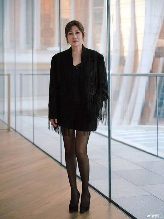 63岁张凯丽身着黑丝短裙惊艳现身，网友惊呼“完全认不出”