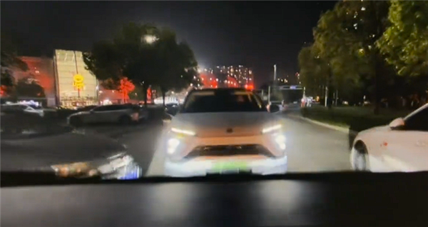 女子误踩油门时华为AEB系统及时刹停小艺持续提醒“请抬脚”