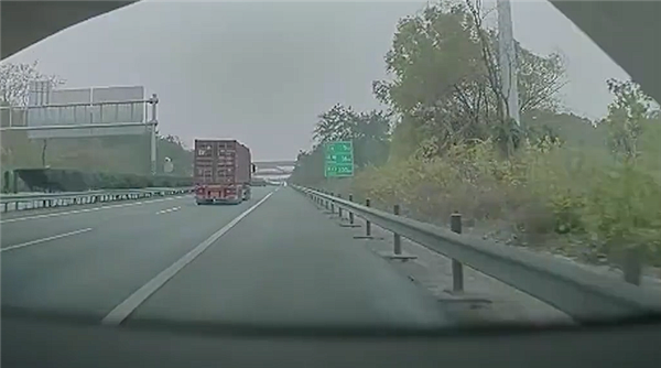 网约车司机因疲劳驾驶，边开车边唱歌喊叫试图提神，最终仍发生碰撞事故