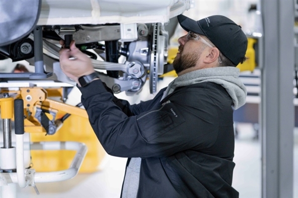 法拉第未来公开FXSuperOne工厂组装实况网友调侃：纯手工打造像个草台班子