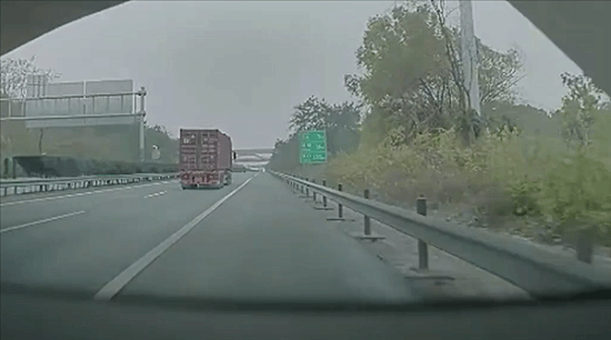 网约车司机疲劳驾驶时又唱又喊试图提神，最终还是发生了碰撞