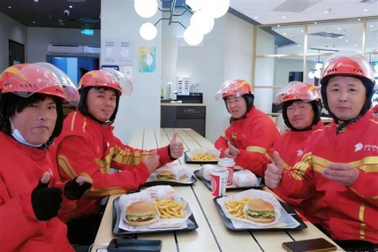 京东快递员的专属福利15.9元就能享用肯德基三件套工作餐