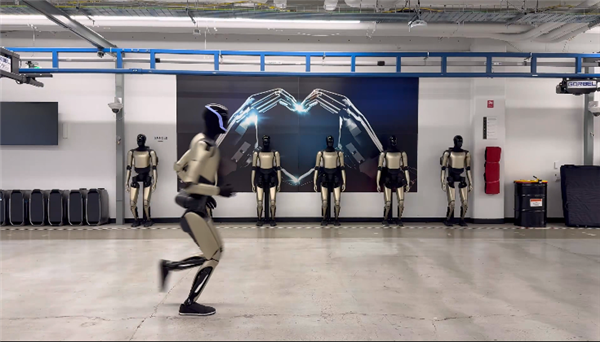 马斯克分享擎天柱跑步画面视频时长仅4秒团队称其刷新个人纪录