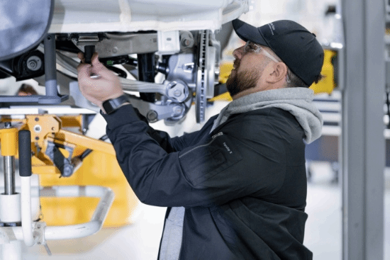 贾跃亭新车组装现场引热议网友调侃：纯手工打造像草台班子