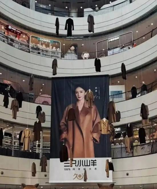 商场悬挂的数件大衣因悬空呈现诡异感遭吐槽吓人，相关方面回应已撤下这些大衣