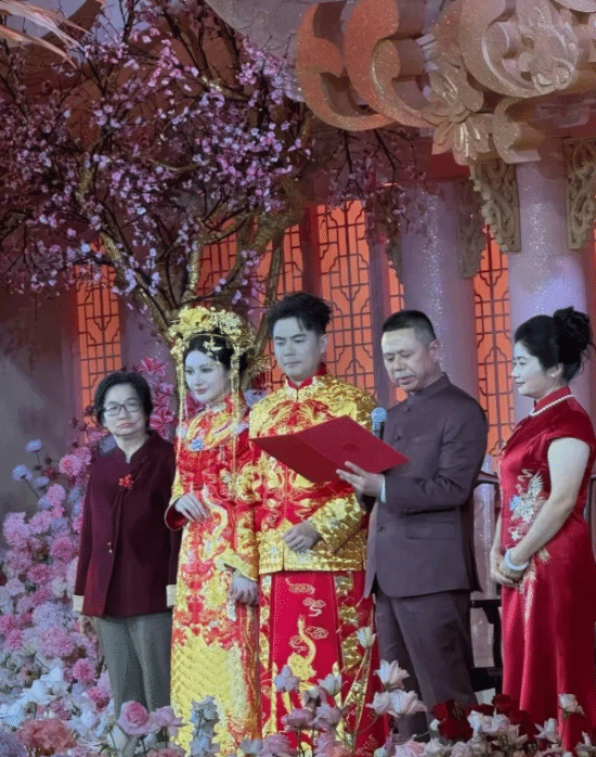 霸王茶姬创始人的婚礼现场被曝光，现场布置金光闪闪