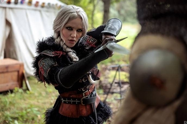 俄罗斯美女Cos《巫师4》希里英姿飒爽的女术士身材惹火