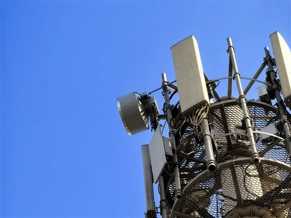 华为25GbpsE-band技术实现5.5G规模化首用，微波性能可与光纤比肩