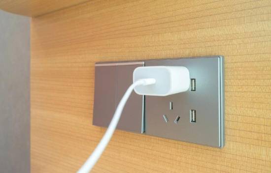 手机充电器若长期处于插电状态，极易发生短路问题，情况严重时甚至可能引发爆炸危险