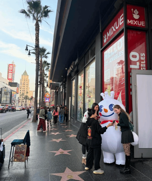 蜜雪冰城登陆美国好莱坞：单杯售价2至5美元首店开业当日售出800杯