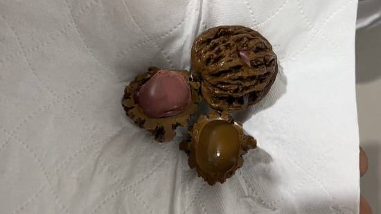 男子把玩四年的文玩核桃实为塑料制品笑称白扔150元