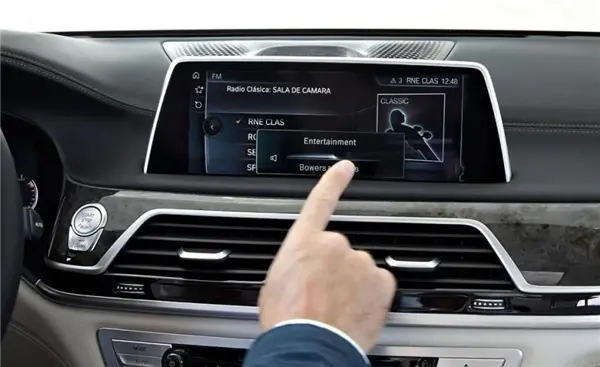 还是实体按键更靠谱！研究表明开车时操作屏幕会让车道偏离幅度增加40%