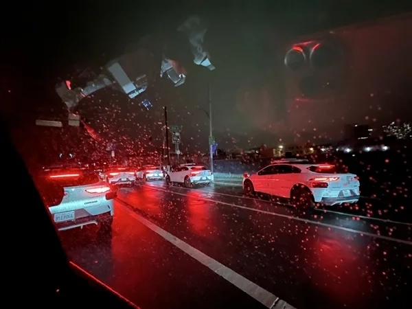 Waymo自动驾驶曝出重大丑闻博主实测：特斯拉FSD不会出现卡死问题