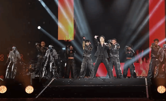 宇树机器人为王力宏演唱会助演马斯克点赞：相当令人印象深刻