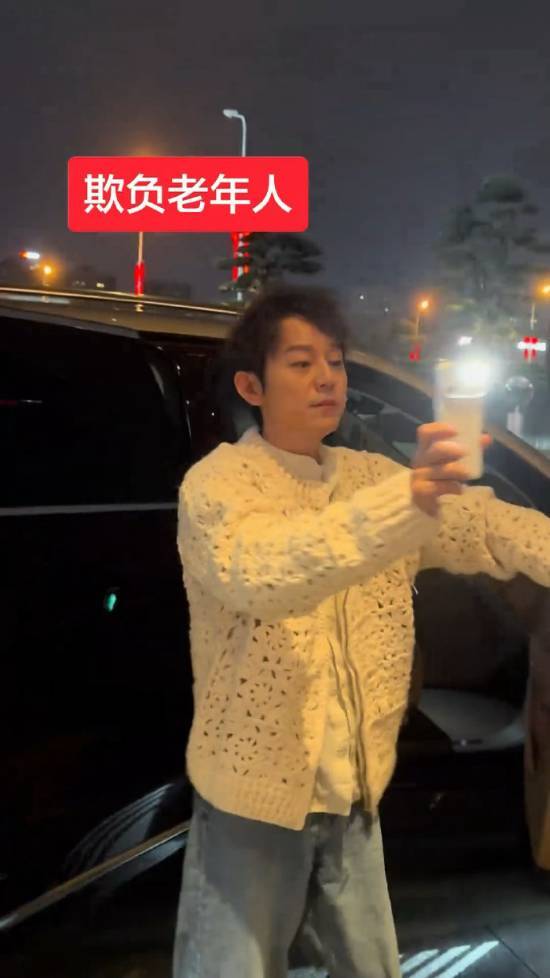 何炅因开闪光灯拍摄私生行为引发争议网友调侃：五旬艺人无奈“执法”