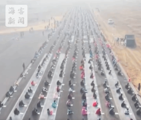 印度公务员考试别出心裁：机场跑道变露天考场，考生就地作答