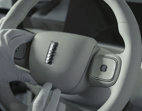 贾跃亭的法拉第FXOne新车明日量产下线，其方向盘仅与长城高山换了个标识