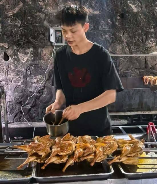 烤鸡少年坦言使用肉宝王进行调味：该调料为合法产品，且已配合相关抽检工作