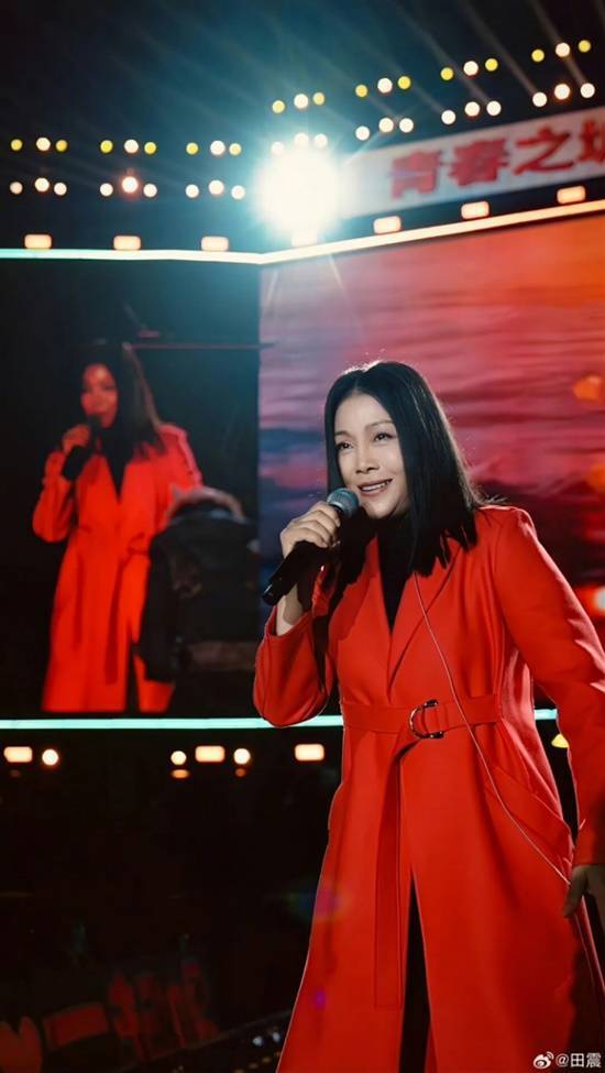 59岁歌手田震就换国籍传闻作出回应：我是中国籍，是中国人，有中国胃