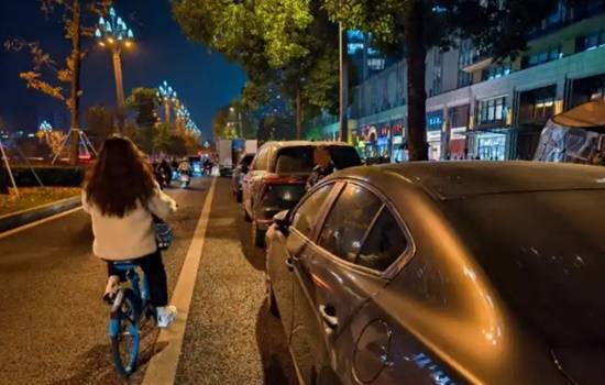 男子9天内连续举报92起违停行为交警部门回应：将增加巡查频率