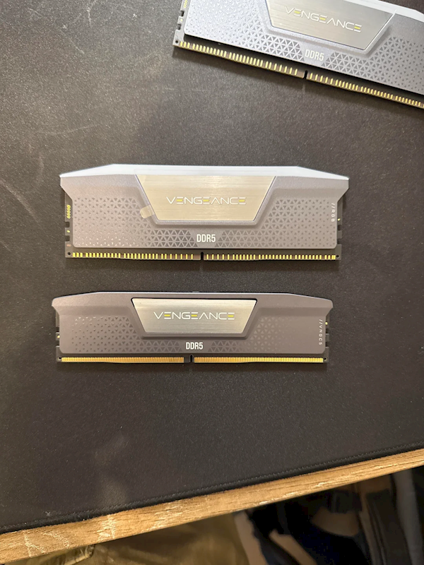 价值上千美元的海盗船96GB内存惨遭掉包，换来的竟是仅值35美元的RGB灯条