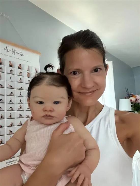 美国女子通过扮演“妈妈”照料20个重生娃娃，年入达百万