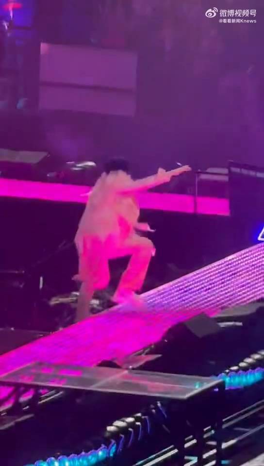阿信开演唱会时不慎摔下舞台！看着都觉得好疼啊