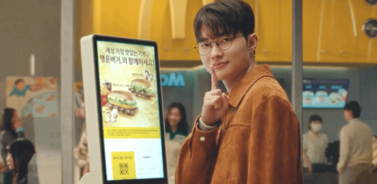 Faker为韩国麦当劳慈善活动代言，大口品尝汉堡！