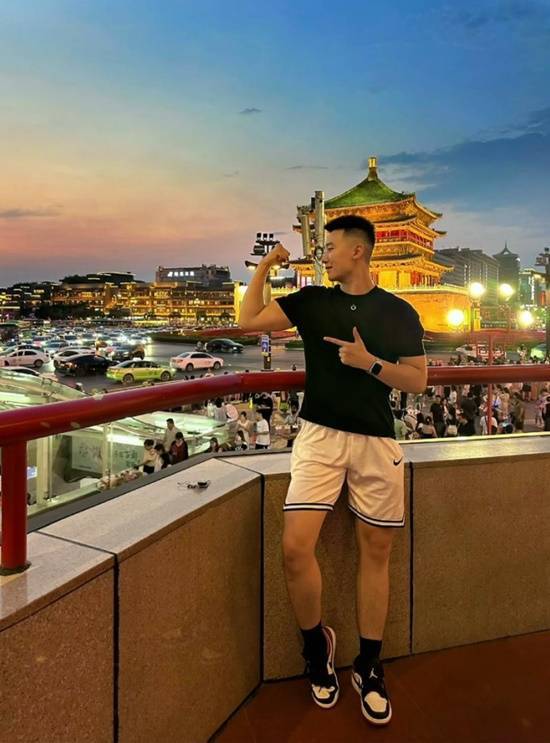 景区开出5万月薪招聘185cm帅哥陪滑官相关负责人透露竞争十分激烈