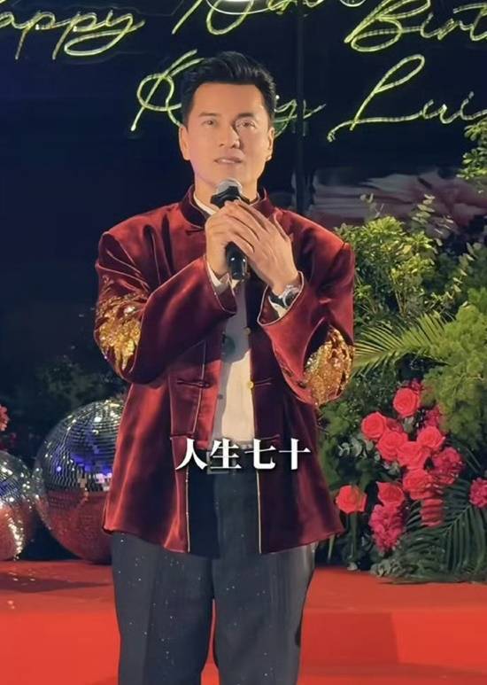 70岁吕良伟生日会现场一头浓密黑发搭配紧致皮肤状态年轻似小伙子