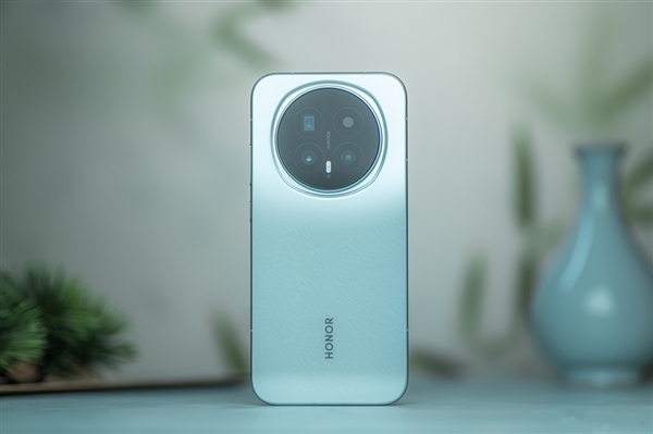 2026年首款超大杯旗舰登场！荣耀Magic8RSR保时捷设计来袭：独家配备24GB超大内存