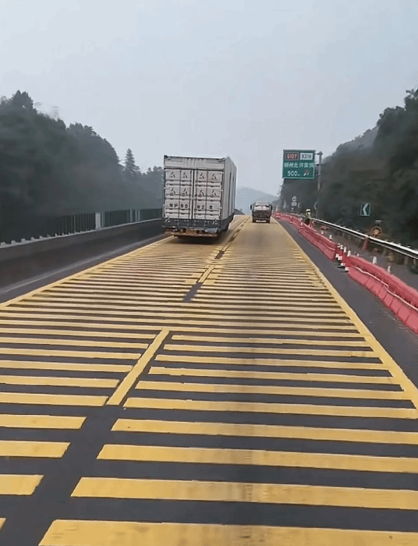 湖南某高速路段现数公里长减速带交警回应：系保障施工安全所设