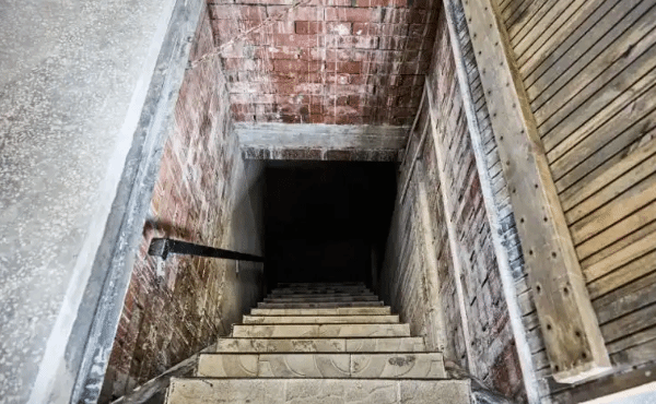 夫妇在翻新房屋时，意外在地下室发现刻有“死亡紧随你身后”的字样