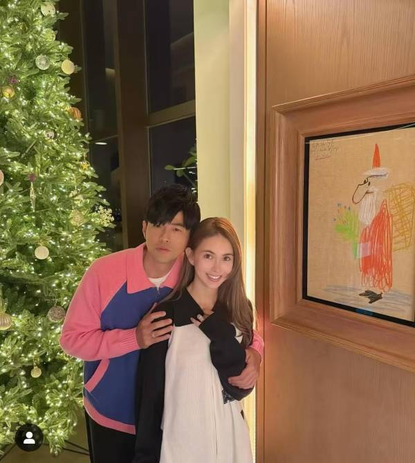 周杰伦与昆凌的合影里，背景画作被证实为毕加索真迹，价值接近百万