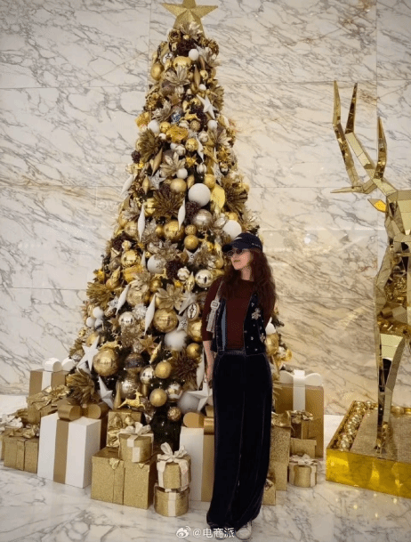 章泽天独自现身迪拜过圣诞，状态松弛：刘强东未同行