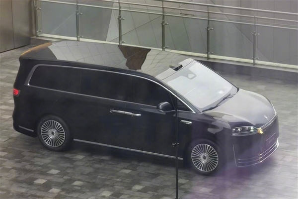 鸿蒙智行首款MPV智界V9实车首次曝光：前后灯组点亮后辨识度极高