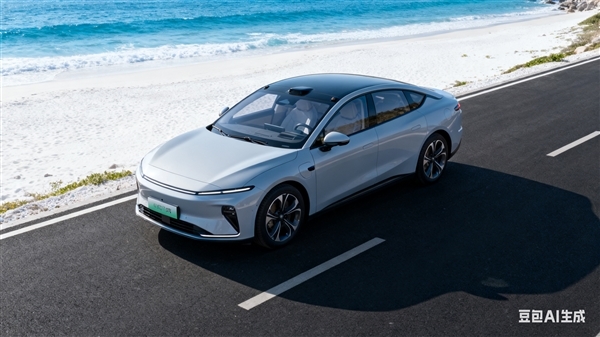 一新能源汽车高速路电量耗尽，两人在慢车道推车时遭撞身亡