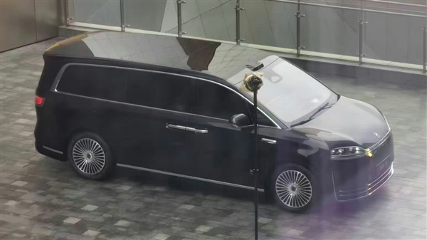 余承东直言要超越市面上所有旗舰MPV！鸿蒙智行首款MPV智界V9实车正式亮相