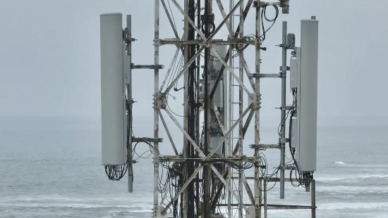 华为成功实现全球首个极简基站的商用落地，其功耗降低幅度达35%，信号强度提升了50%