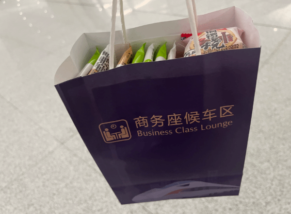 网友花5元购高铁贵宾特权薅羊毛：进贵宾厅享用自助