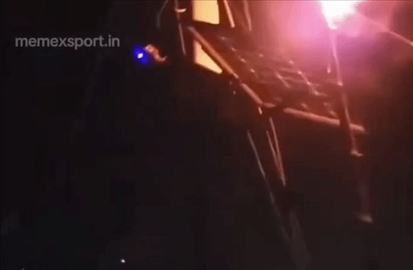 男子夜间手持火把为太阳能板充电，LED灯真的能被成功点亮吗？