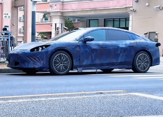 比亚迪方程豹品牌首款轿车谍照流出，简洁流畅的线条勾勒出动感十足的风格