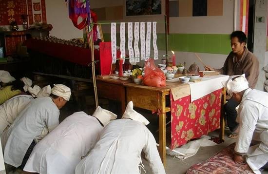 女子为90岁奶奶的喜丧求助网友，到场的小辈竟全是网友